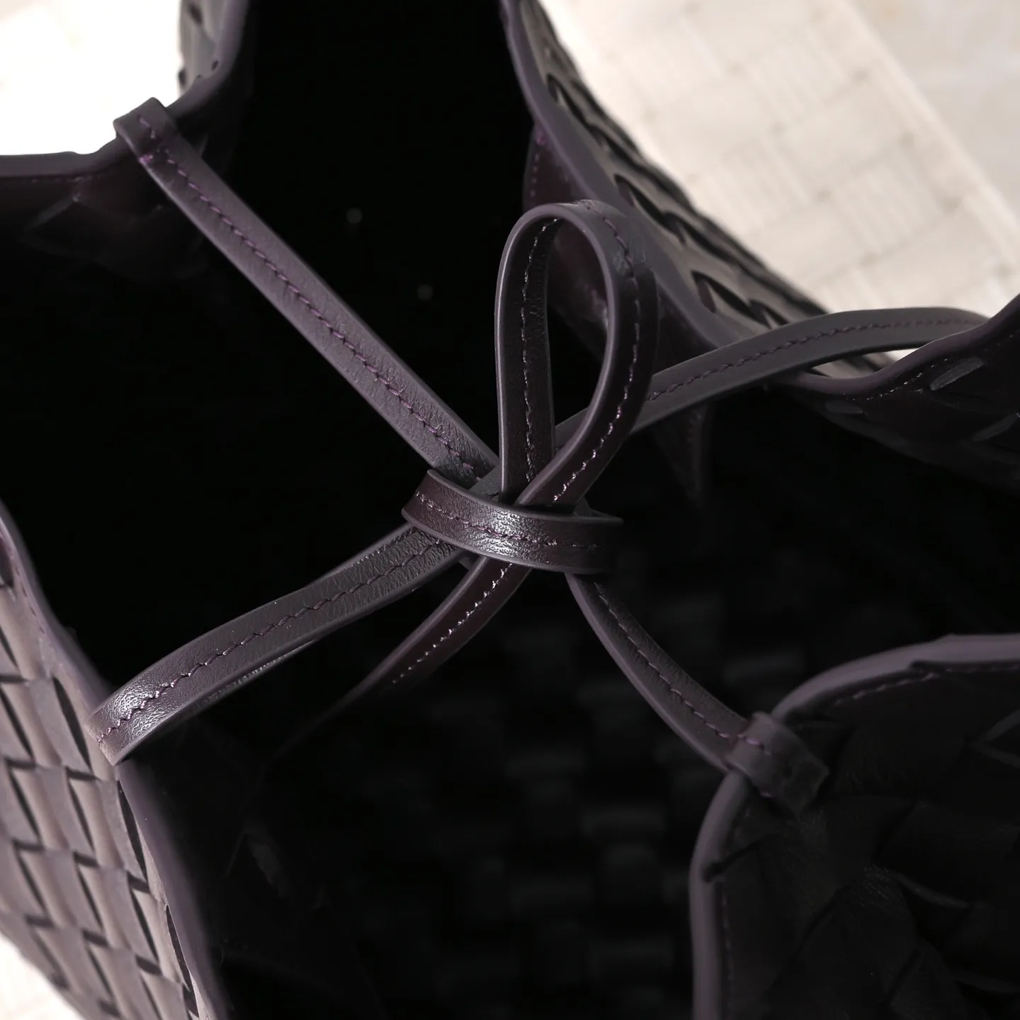 Batch 2160 new products are coming! BOTTEGA VENETA Bottega Veneta's 2025 new Campana shoulder bag is on the market~ First of all, I would like to praise the weight of this bag. As a not too small bag, it is very light for daily use. For people like me who need to carry a lot of belongings when going out, this advantage is great, and it greatly reduces the burden of traveling. 🛍️The shape is a bit like a combination of parachute and jodie. The blunt triangle shape is cute and honest. Carrying it on your back when going shopping is a good mood accelerator. The handles and body of the bag are both classic weaves. A tie is added to the original open design. If it is not tied up, the bag will look like a small vegetable basket when carried. Style number: 4249 Size: 33*20*16.5cm